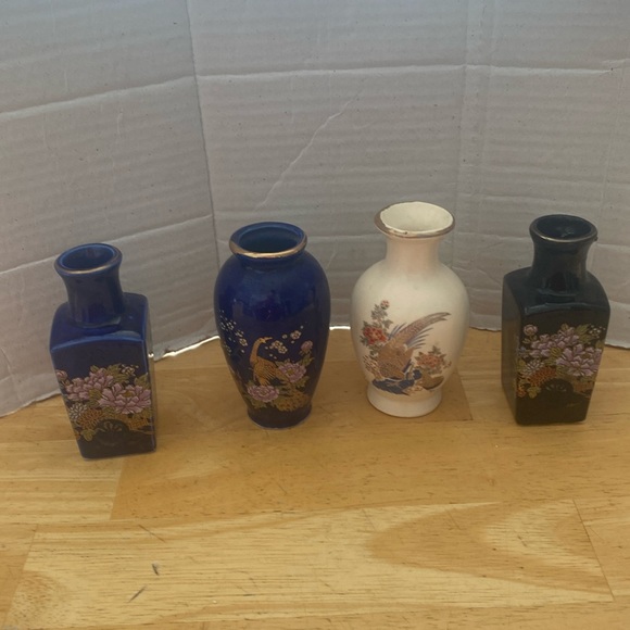 Set of 4 vintage vases. Each one is about 4 inches. Asian inspired - Picture 1 of 5